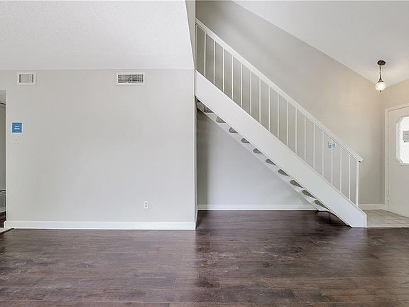 5th image of 2316 Hollybush Ln