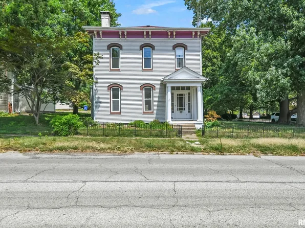 203 W Sheridan Rd, Petersburg, IL 62675