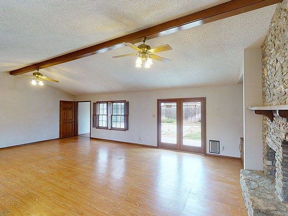 5th image of 2925 Hemlock Dr