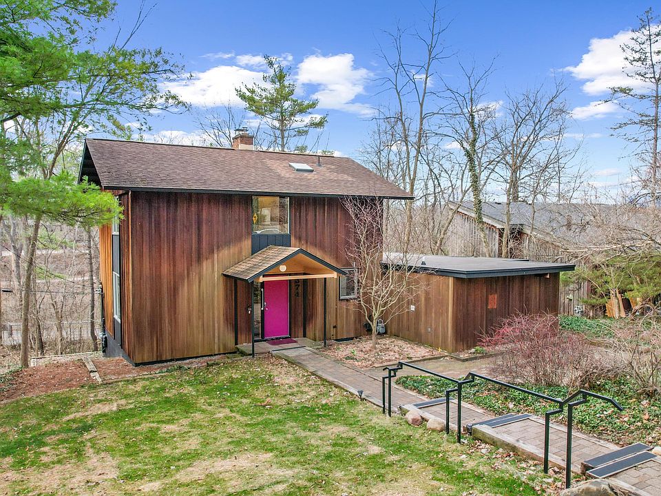 1st image of 374 Hilldale Dr