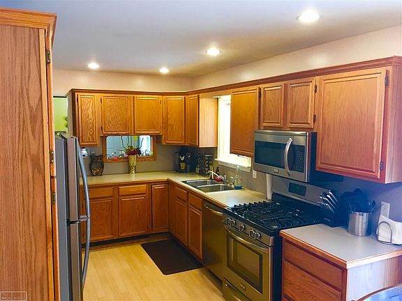 4th image of 236 Juniper St