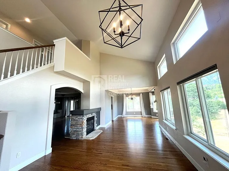 5016 Briscoglen Dr — Photo 2