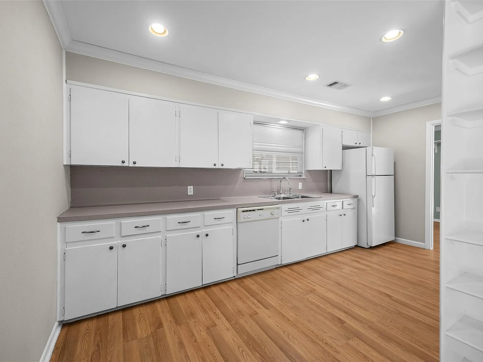 3 bed, 2.0 bath, 1396 sqft, $2,495 — Photo 3