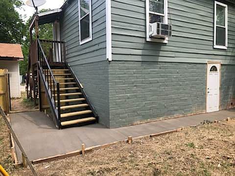 2nd image of 562 W Vanderbilt St #B