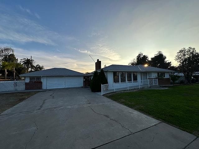 1st image of 4984 E Belmont Ave