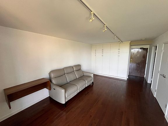 4th image of 1555 N Dearborn Pkwy APT 6C