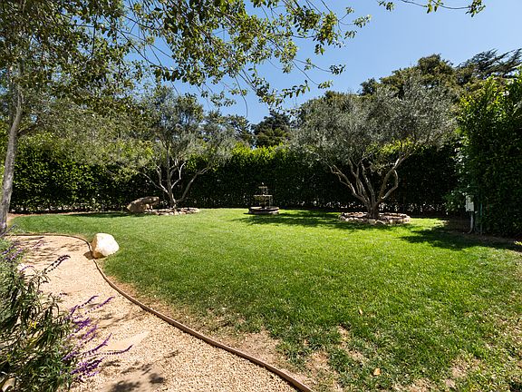 4th image of 385 Paso Robles Dr