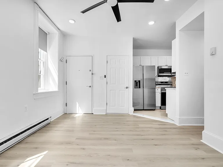 142 S 6th St #1 — Photo 1