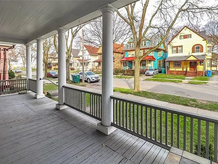 473 Alexander St — Photo 4