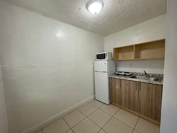 5th image of 633 NW 15th Ave #9