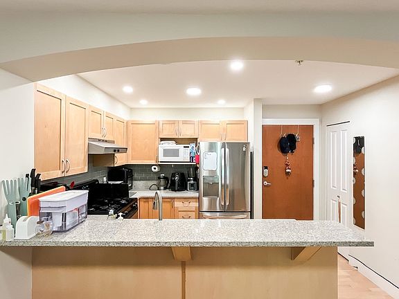 3rd image of 2338 Western Pkwy #208