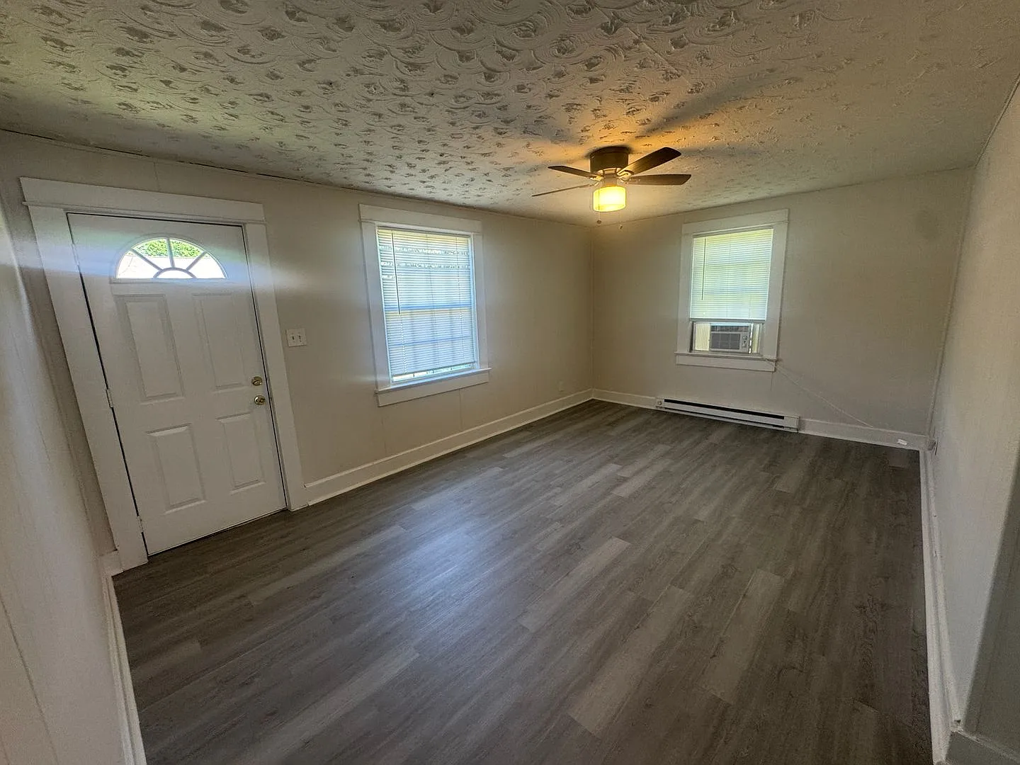 Minutes To Downtown Fredericksburg - 2 Bedroom Cottage — Photo 4