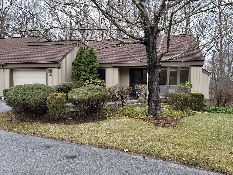 555 Heritage Hls — Photo 1