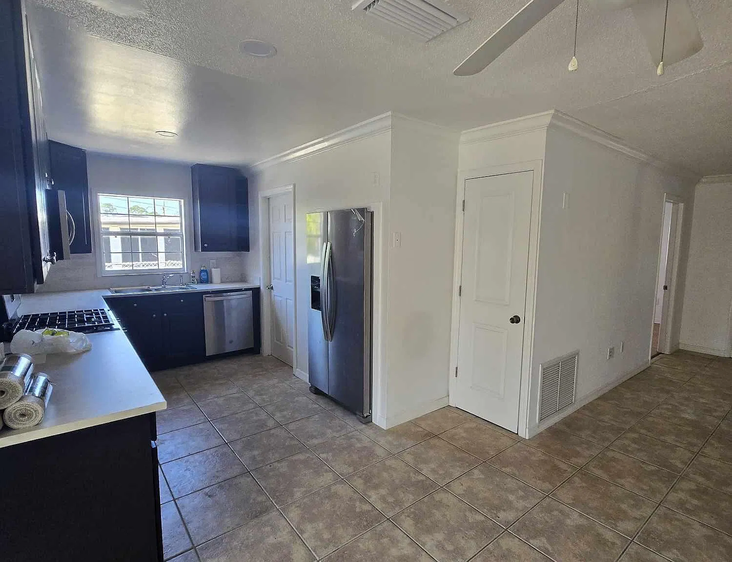 4 bed, 2.0 bath, 1300 sqft, $2,200 — Photo 4