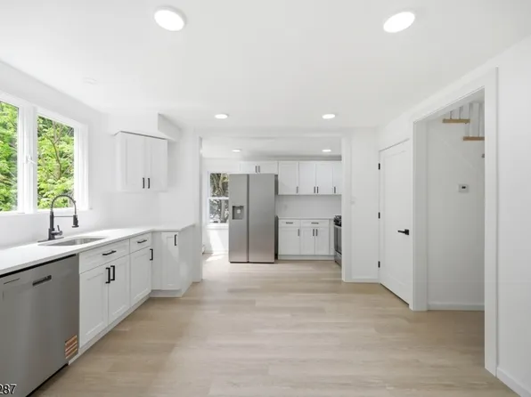 222 Main St, Newton Town, NJ 07860