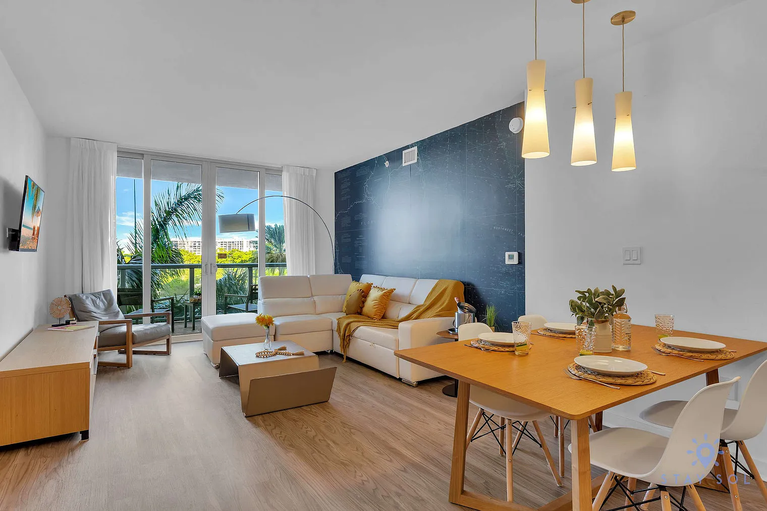 1 bed, 1.0 bath, 699 sqft, $1,982 — Photo 2