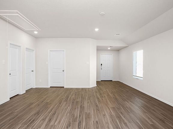 4th image of 3302 Yellow Rose Dr