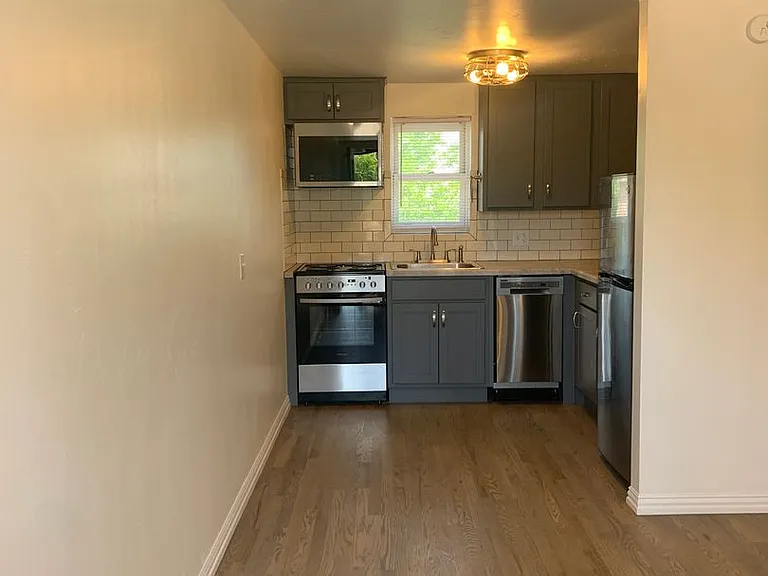 Windsor Court Apartments — Photo 12