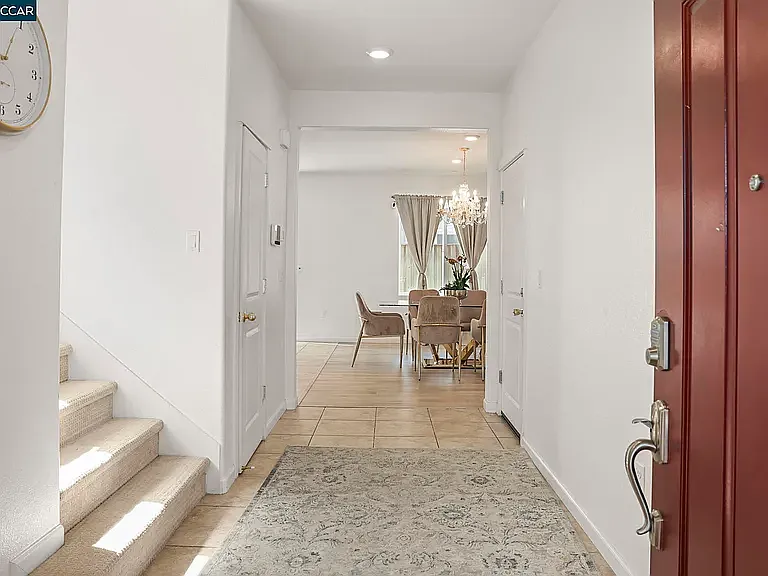 5 bed, 2373 sqft, $3,900 — Photo 4