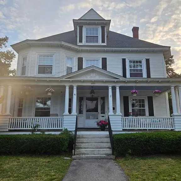 2060 Elm St — Photo 1