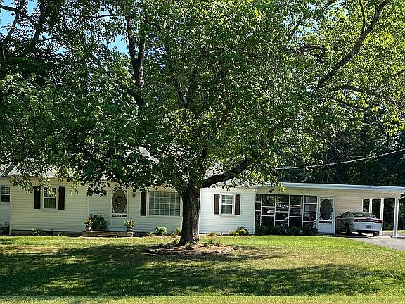 2nd image of 2826 Country Ln