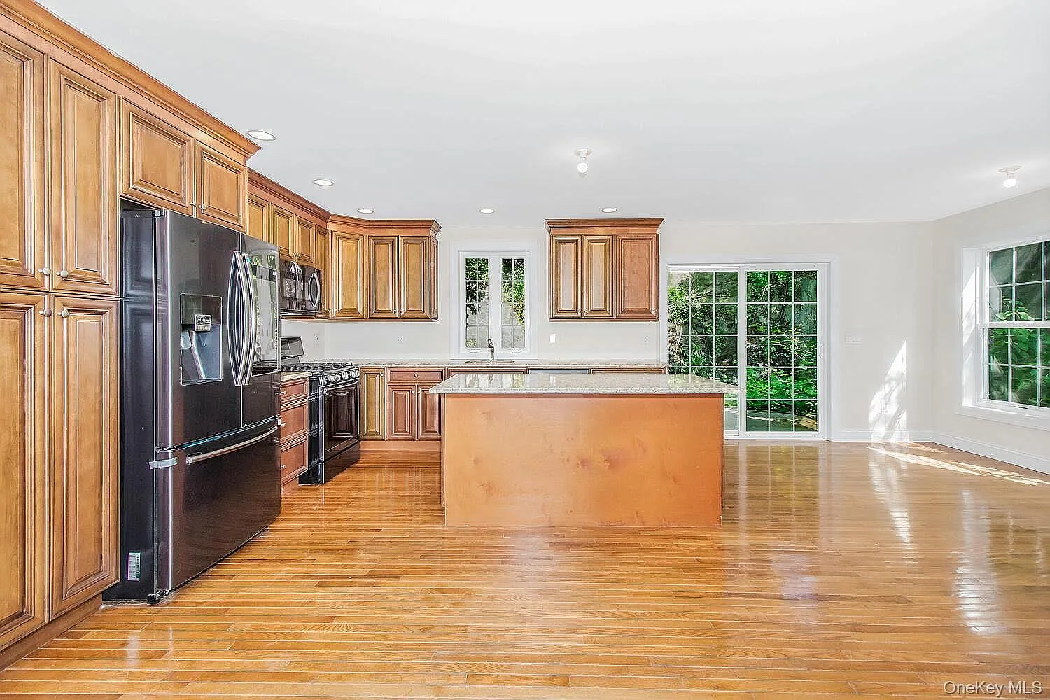4 bed, 2.5 bath, 2850 sqft, $6,950 — Photo 2