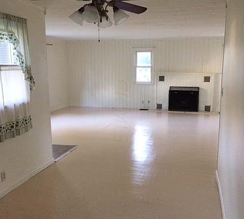 4th image of 714 E Lakeshore Dr SE