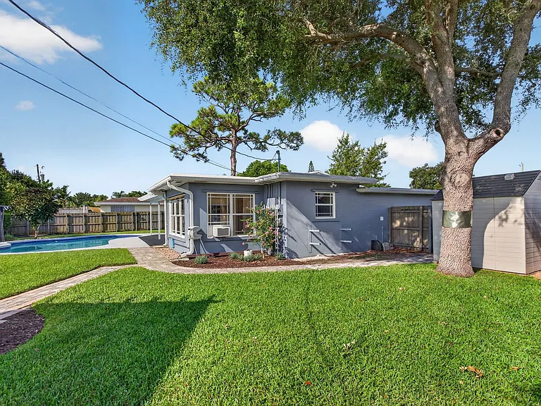 1240 SW 3rd Ter — Photo 33