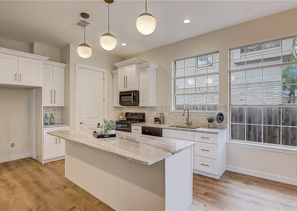 1st image of 1001 Oakwood Blvd