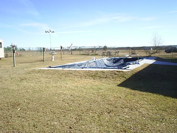 Back yard fenced in w/pool