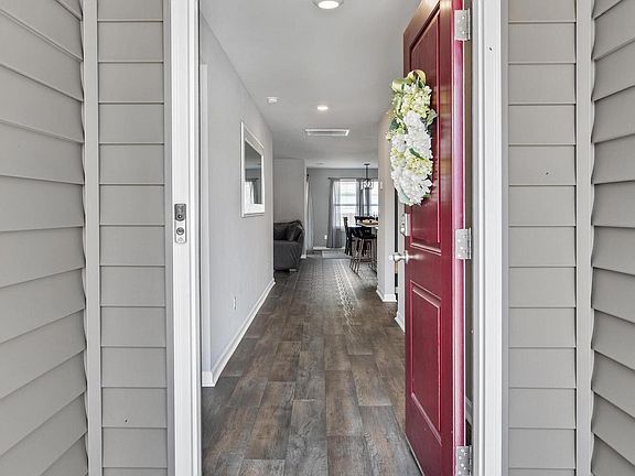 4th image of 9121 Oak Grove Court NE