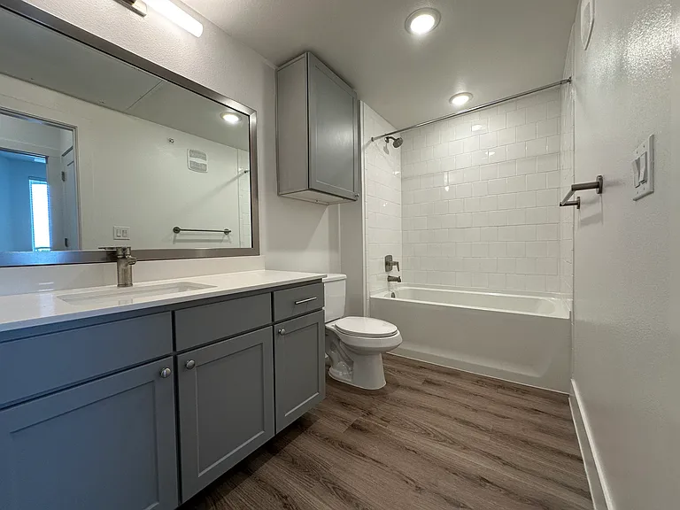 E Riverside Dr — Photo 11