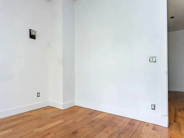 275 Menahan St #2R — Photo 6