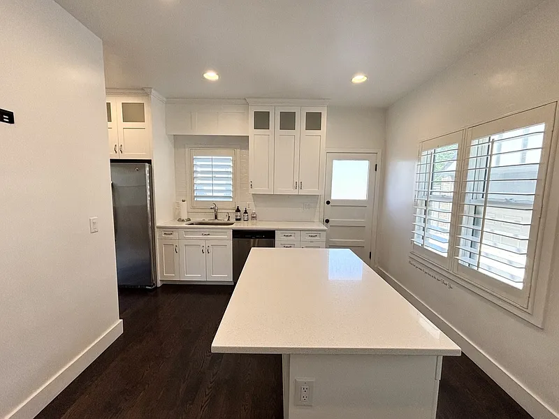 3 bed, 2.5 bath, 2010 sqft, $4,250 — Photo 3