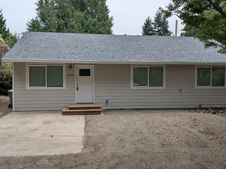1660 SE Oak Grove Blvd — Photo 14
