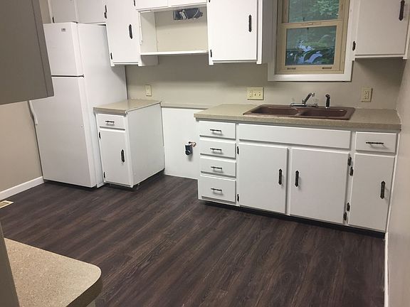 3rd image of 729 Main St