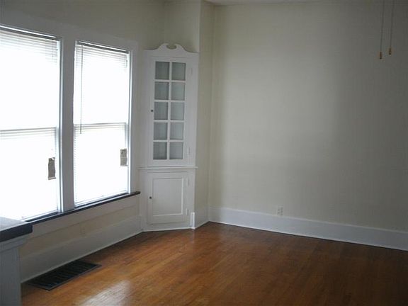 3rd image of 106 Redwood Ave