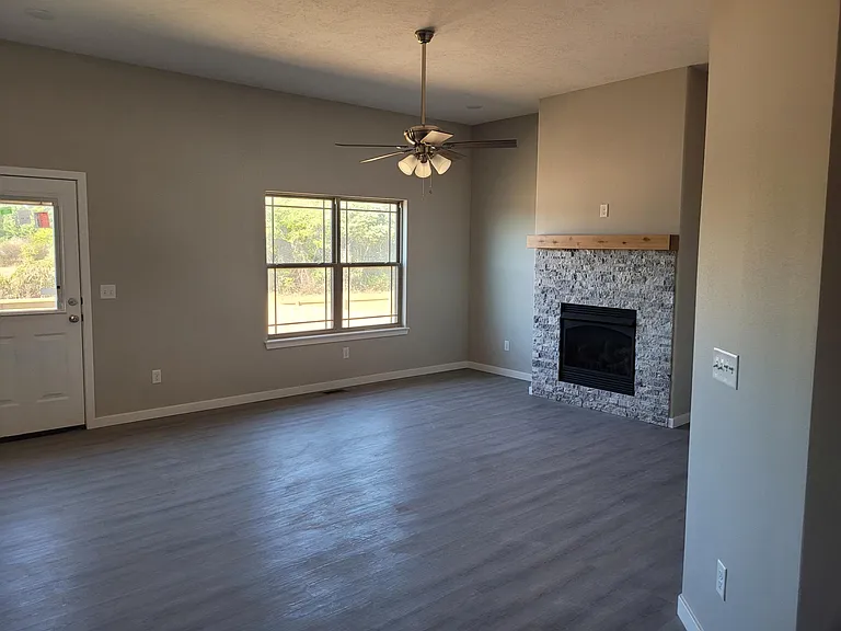 209 W Canterbury Ln — Photo 9