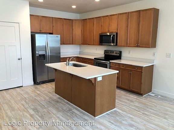 3rd image of 1089 W Emerald Pools Ln