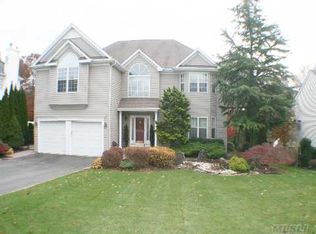 45 White Cliff Ln, Nesconset, NY 11767