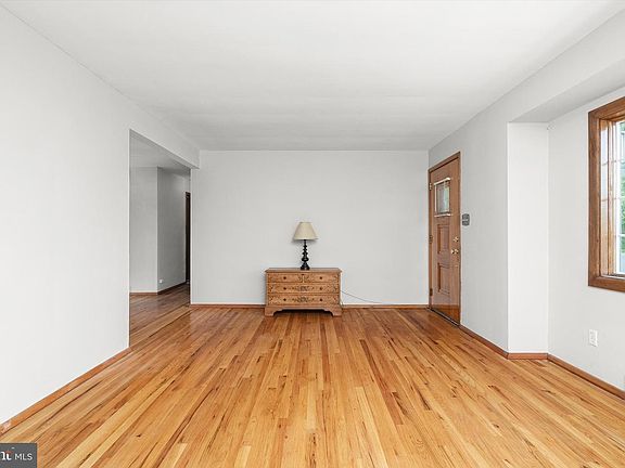 5th image of 10 Whitman Rd