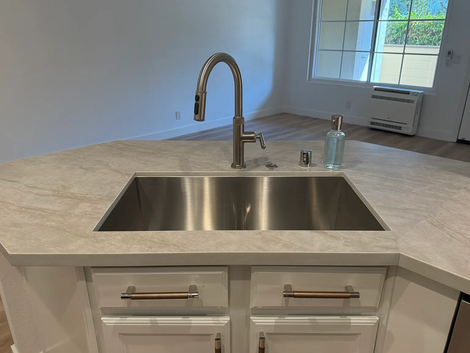 1 bed, 638 sqft, $2,800 — Photo 2