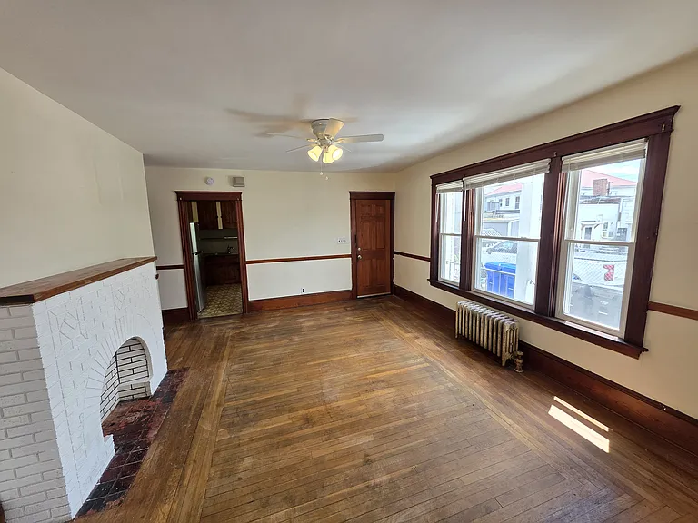  82 Littlefield St 1stFlr 3B/1B FreshPaint Hardwoods! NOPets Prkg — Photo 2