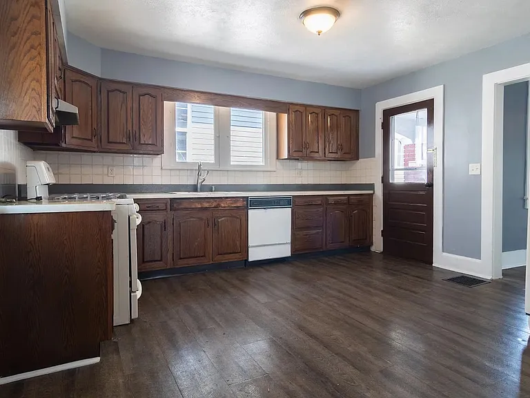856 River Ave — Photo 11