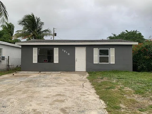 3 bed, 2.0 bath, 744 sqft, $2,225 — Photo 1