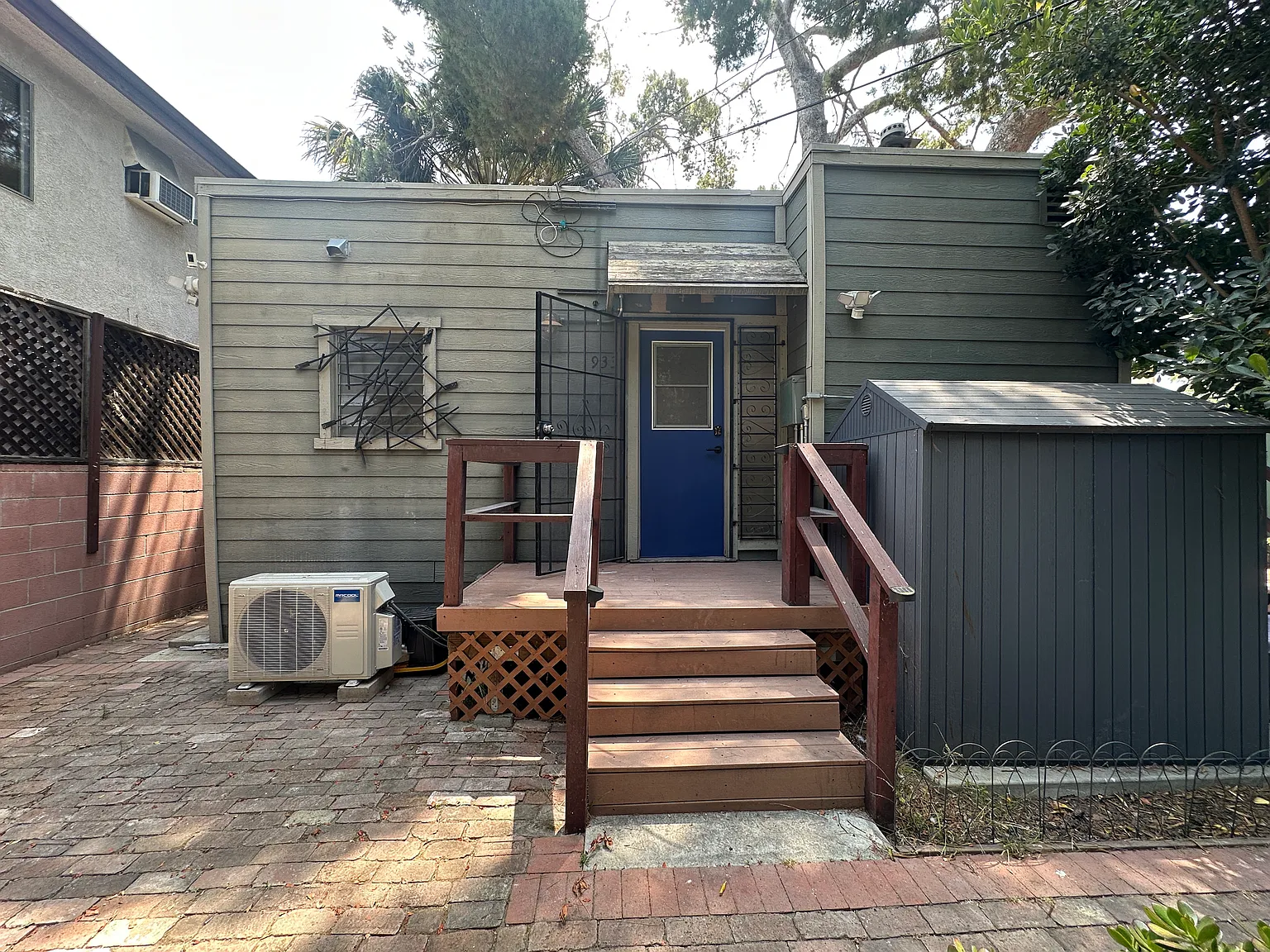 933 N Hobart Blvd — Photo 2