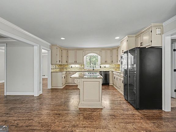 4th image of 3597 Smithtown Rd