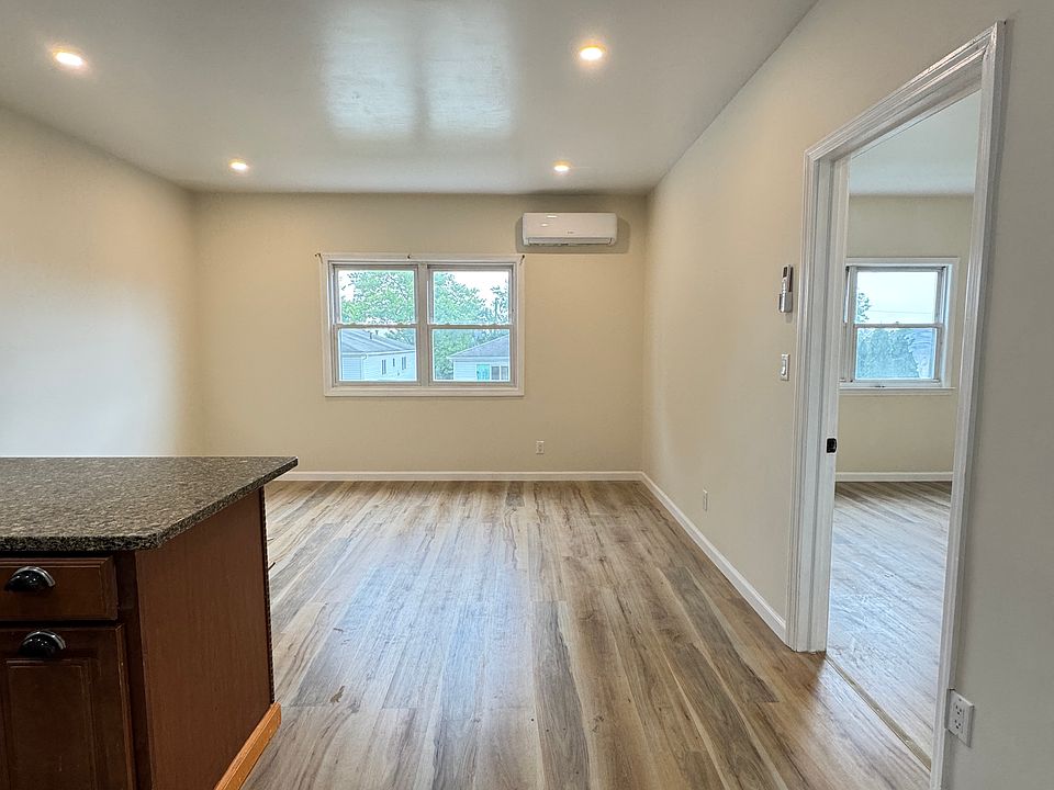 1st image of 880 Sinclair Ave #1