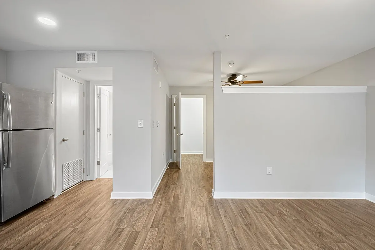 Building Photo - 924 E 51st St #101