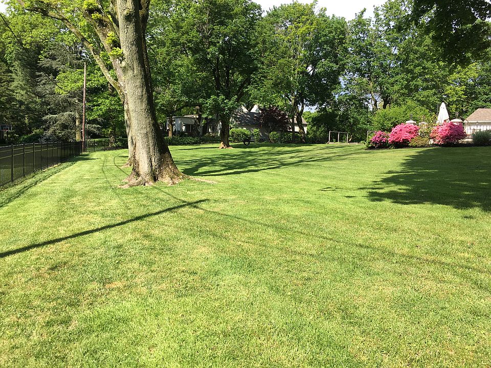 2nd image of 926 Merion Square Rd